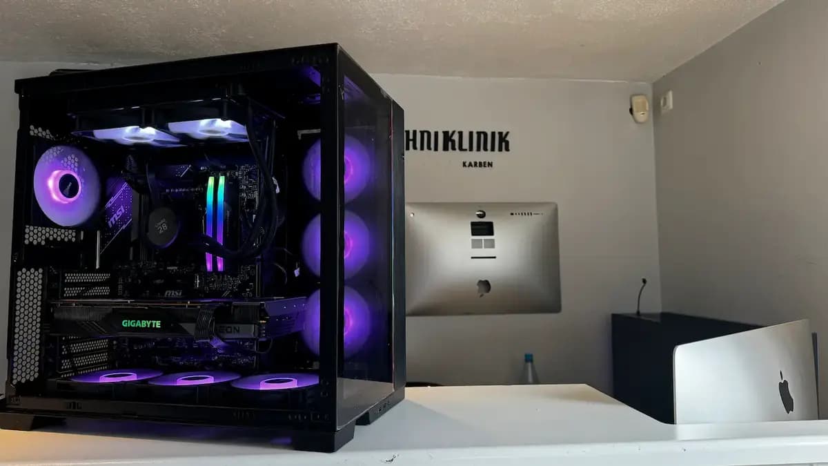 PC mit Glasgehäuse auf dem Tresen der Technikklinik-Werkstatt in Karben